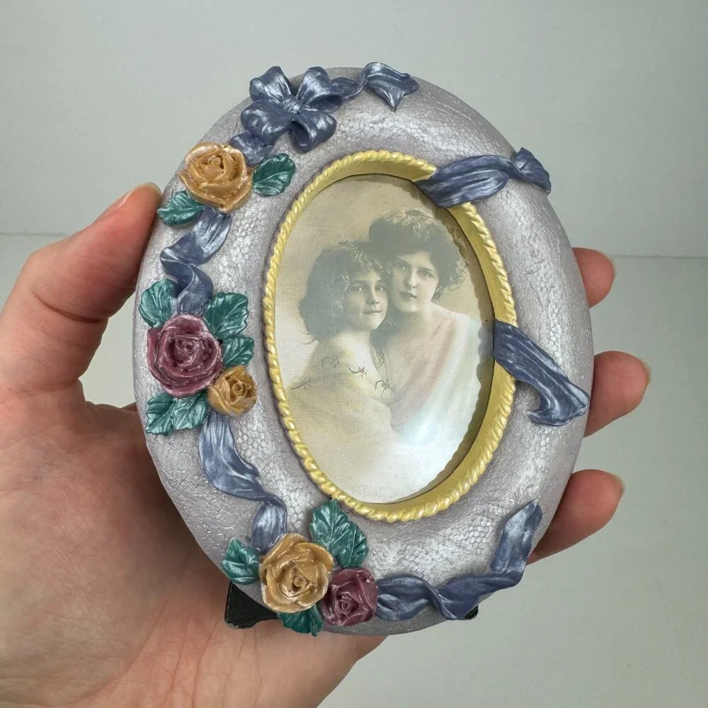 Vtg Tabletop Oval Mini Pic Frame Iridescent Purple w 3D‎ Roses Flowers Ribbons